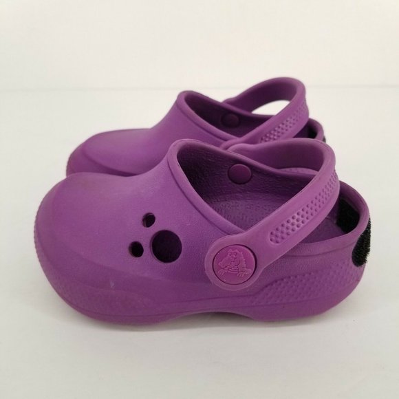 B53 Crocs Kids Purple Closed Toe Comfort Slip On Clog Casual Shoe Size US 6-7 - Picture 2 of 6